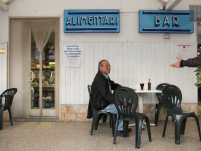 Sulla strada principale si intervallano poi alcuni bar �d�antan�, frequentati da anziani signori che sorseggiano comodamente una birra o un caff�